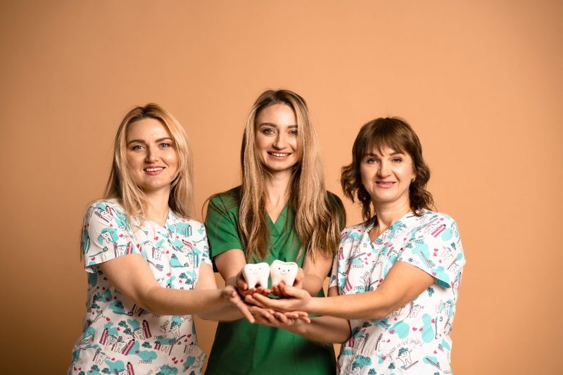 Лікарки AnekssaDent з макетом зубів